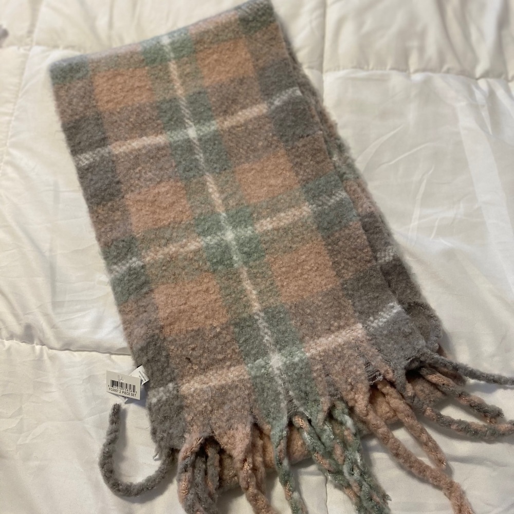 Scarf.